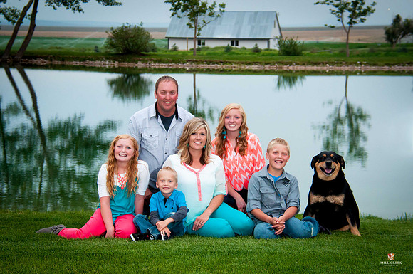 DSC_6181_Family sitting by the pond