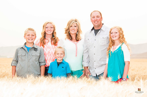 DSC_5964_Family in the Field of White