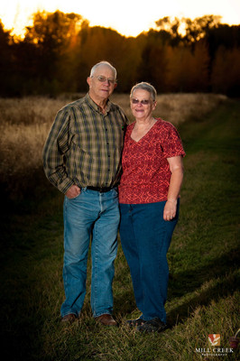 DSC_8389_Mom and Dad Outstanding in the Field